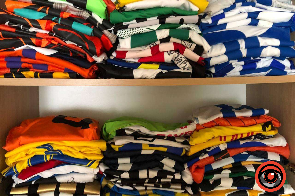 Хлопці за допомогою продажу футболок футболістів на аукціонах зібрали вже 200 тисяч гривень на ЗСУ 1