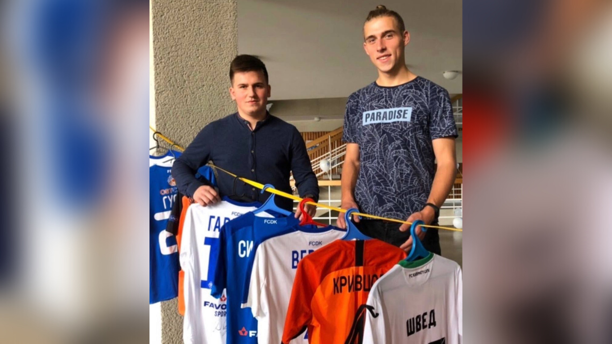 Хлопці за допомогою продажу футболок футболістів на аукціонах зібрали вже 200 тисяч гривень на ЗСУ