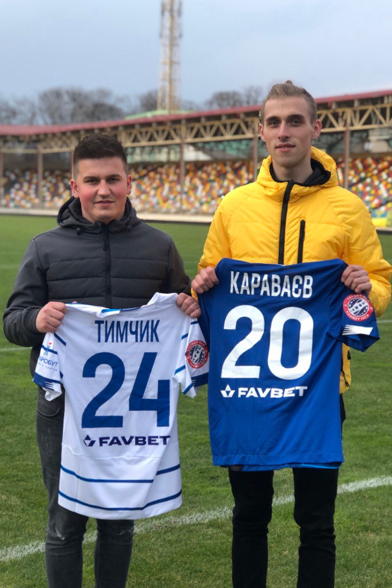 Хлопці за допомогою продажу футболок футболістів на аукціонах зібрали вже 200 тисяч гривень на ЗСУ 2