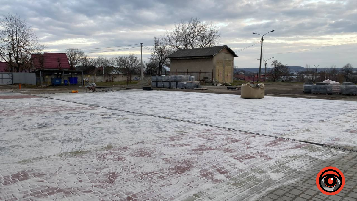 У Коломиї подвір'я ліцею №1 вкладають бруківкою на майже 450 тис грн 8