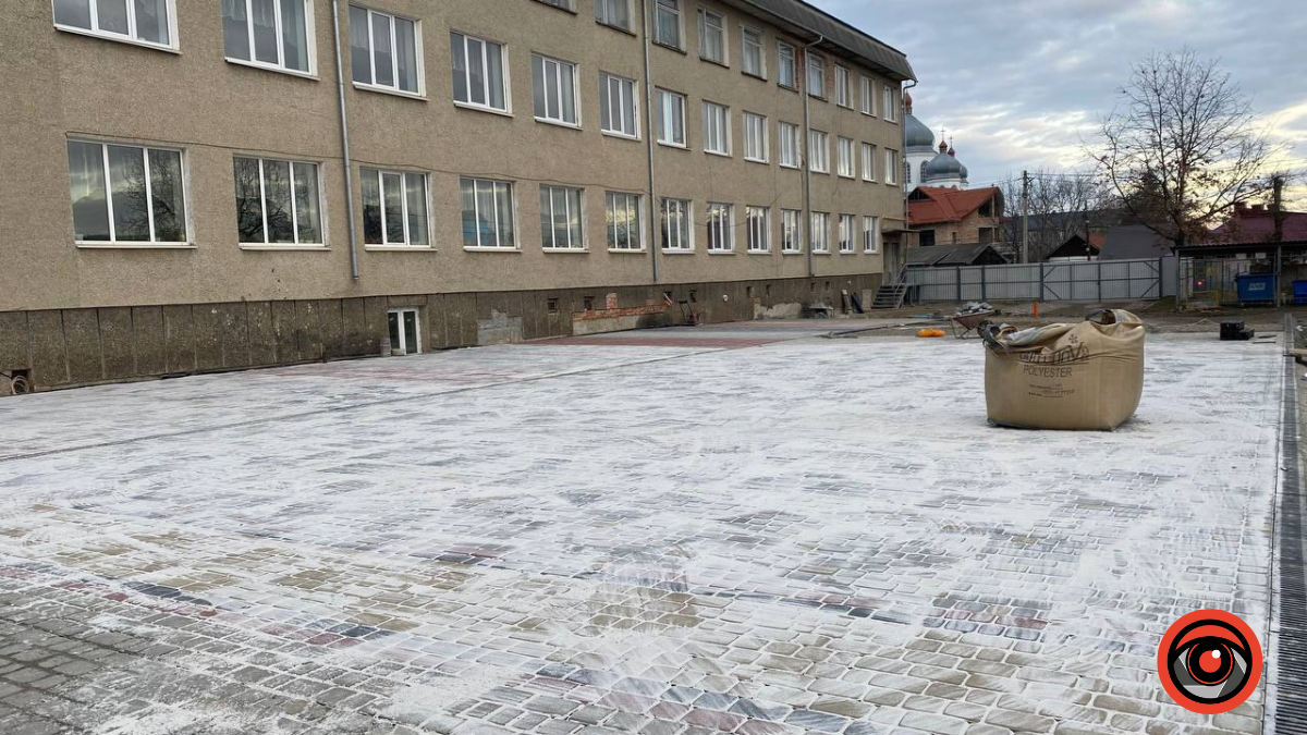 У Коломиї подвір'я ліцею №1 вкладають бруківкою на майже 450 тис грн 5