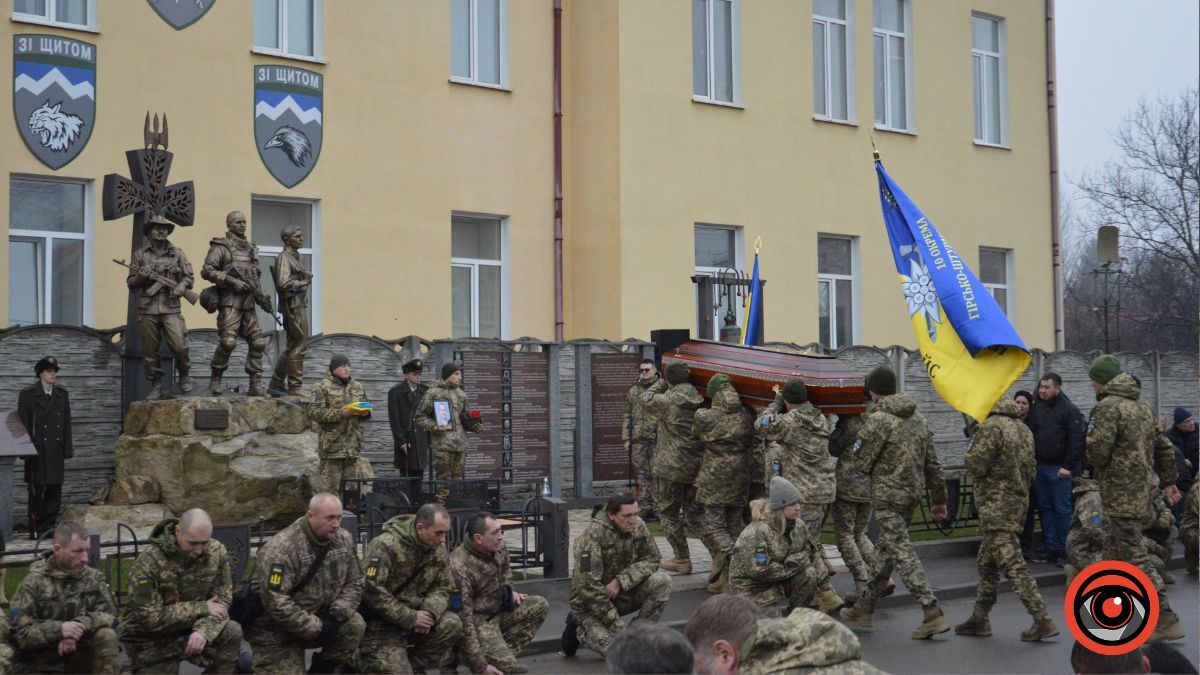 Коломия гідно попрощалася з Героєм Володимиром Стражником 7