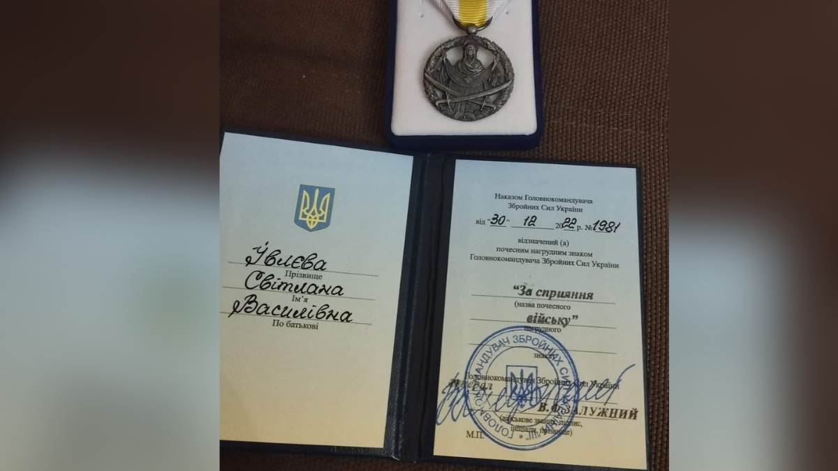 Волонтери з Снятинщини отримали почесний нагрудний знак "За сприяння війську" 3