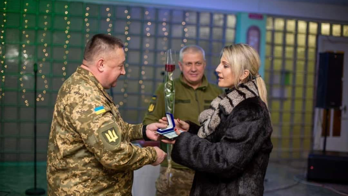 Волонтери з Снятинщини отримали почесний нагрудний знак "За сприяння війську" 2