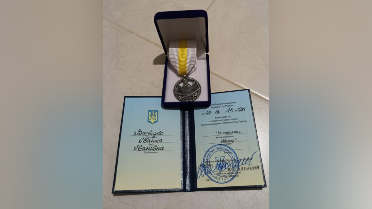 Волонтери з Снятинщини отримали почесний нагрудний знак "За сприяння війську" 1