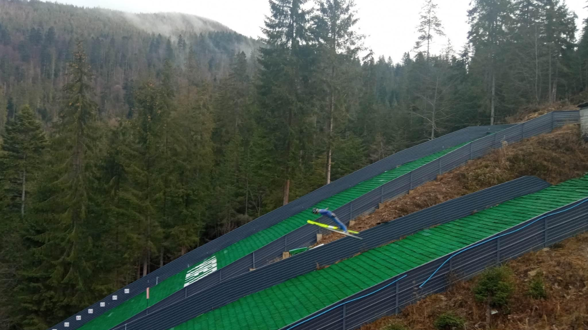 На Прикарпатті юніори та юніорки змагалися на чемпіонаті України зі стрибків на лижах 2