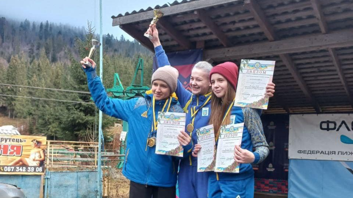 На Прикарпатті юніори та юніорки змагалися на чемпіонаті України зі стрибків на лижах 1