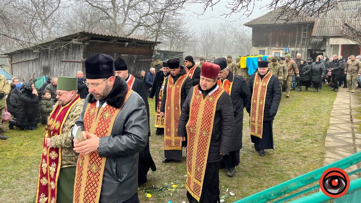 Нижньовербізька громада провела в останню дорогу Героя Володимира Стражника 10