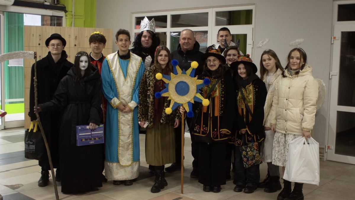 У Коломиї вертеп Молодіжної ради зібрав 11 тисяч гривень для захисників 2