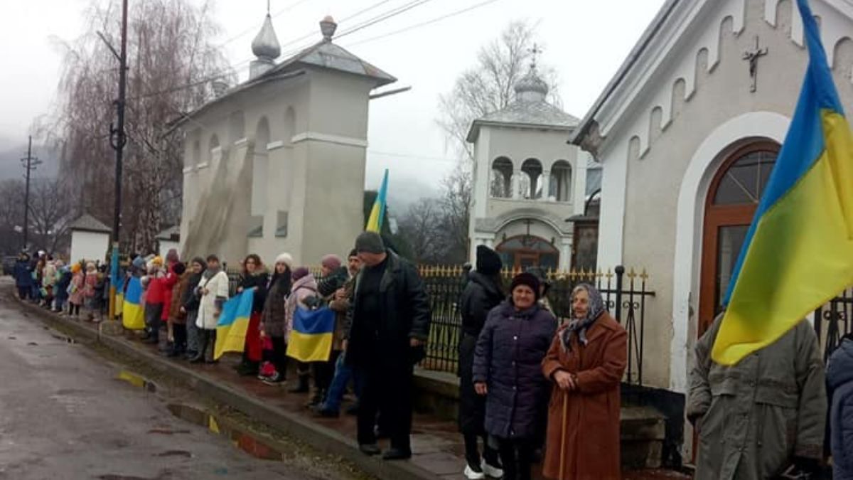 У Кутах до Дня Соборності України утворили живий ланцюг єдності 4