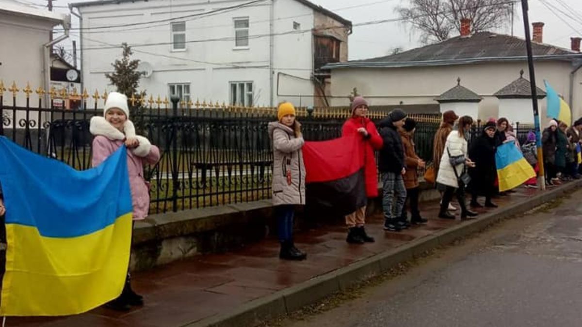 У Кутах до Дня Соборності України утворили живий ланцюг єдності 3