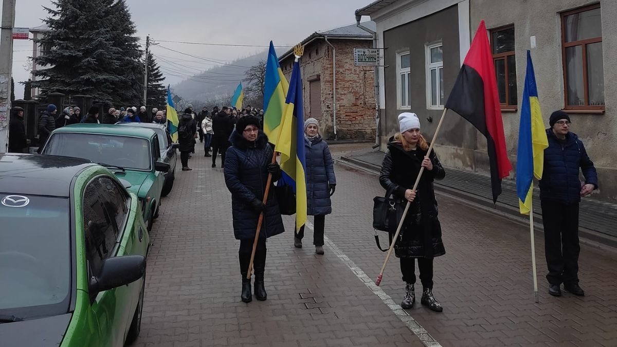 У Кутах до Дня Соборності України утворили живий ланцюг єдності 2