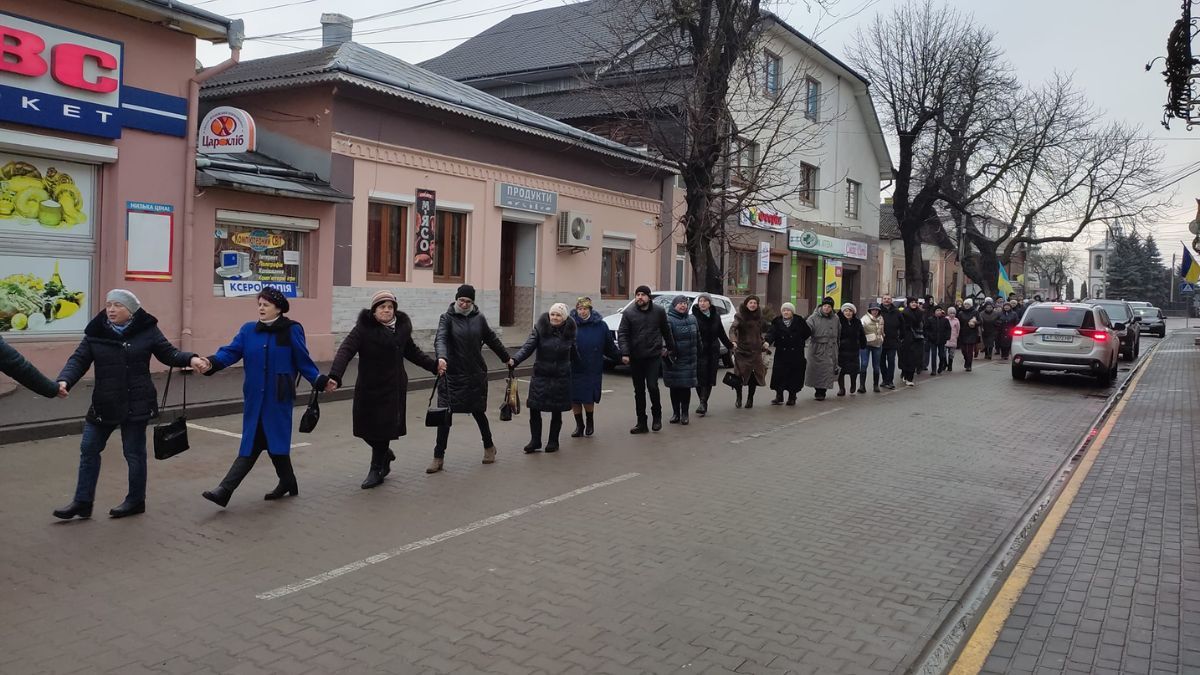 У Кутах до Дня Соборності України утворили живий ланцюг єдності