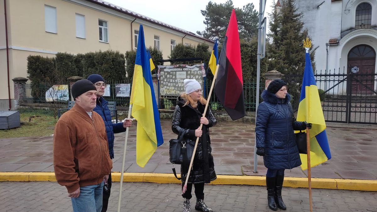 У Кутах до Дня Соборності України утворили живий ланцюг єдності 1