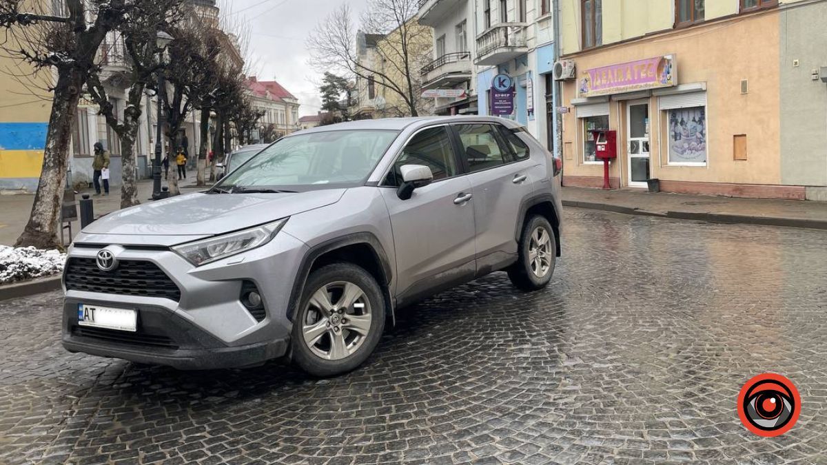 У Коломиї паркуватися серед дороги тепер тренд 2