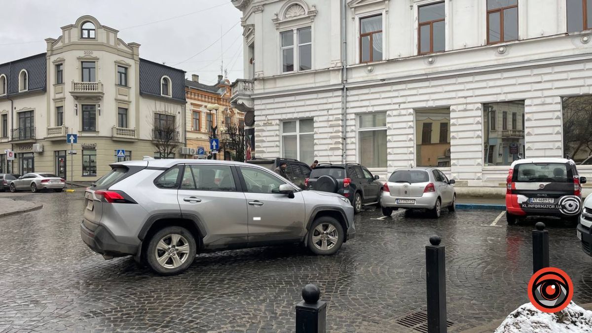 У Коломиї паркуватися серед дороги тепер тренд 1