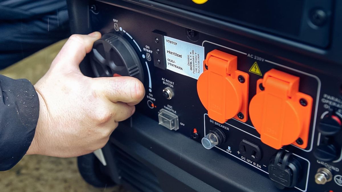 Коломийський водоканал та потребуюча патронатна сім'я отримали генератори від Карітасу 5