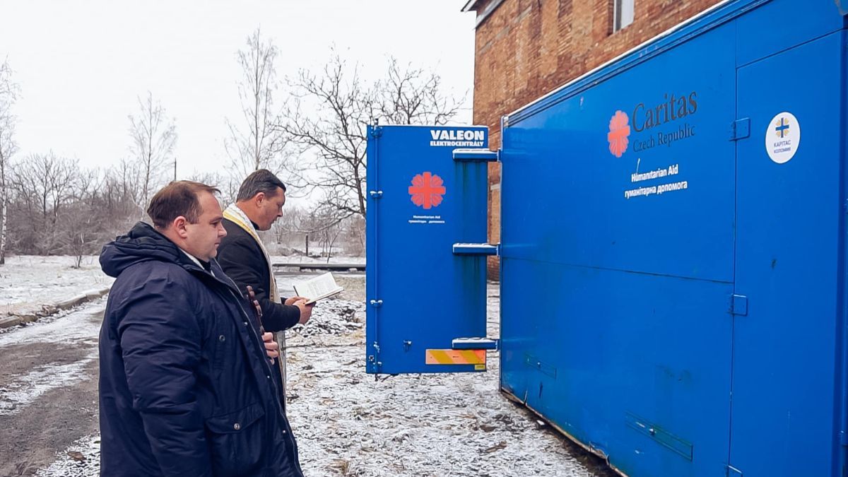 Коломийський водоканал та потребуюча патронатна сім'я отримали генератори від Карітасу 2