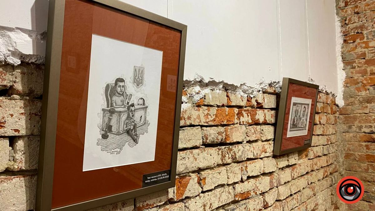 "Графічний кракелюр": у Коломиї відкрили виставку карикатур путіна 2