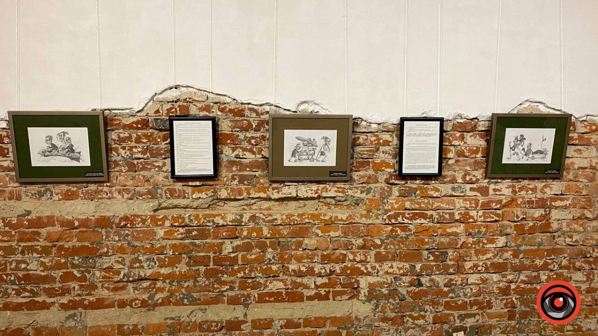 "Графічний кракелюр": у Коломиї відкрили виставку карикатур путіна 3