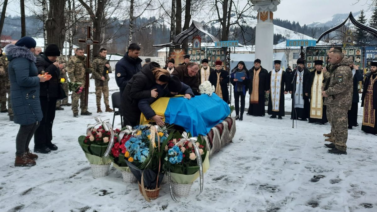 У Карпатах Героя Андрія Бощука провели в останню дорогу