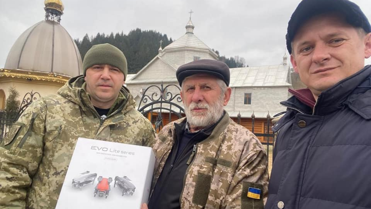 Колядники та підприємці Верховинщини придбали черговий дрон військовим 1
