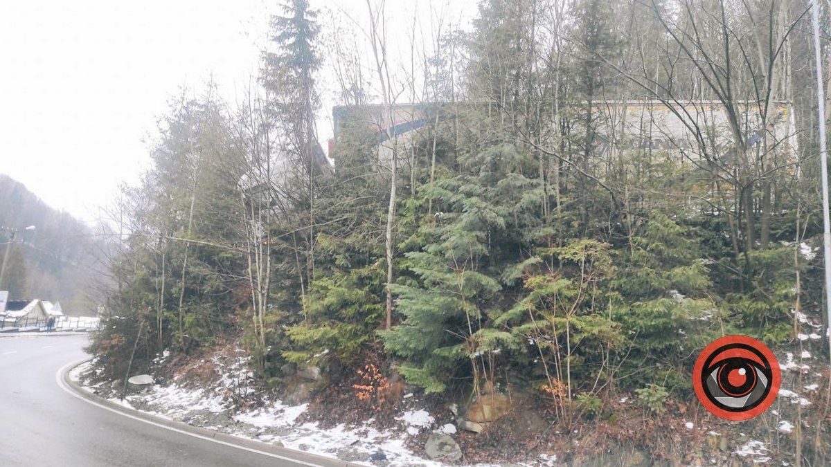 У Яремче фура повисла над обривом