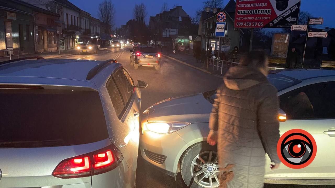 На перехресті у центрі Коломиї ДТП 2