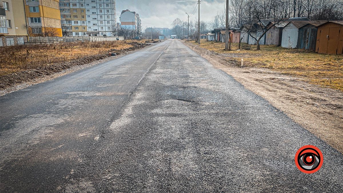 На новій дорозі в мікрорайоні Леонтовича в Коломиї вже є ознаки руйнування 1
