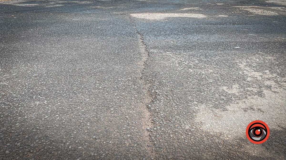 На новій дорозі в мікрорайоні Леонтовича в Коломиї вже є ознаки руйнування 4