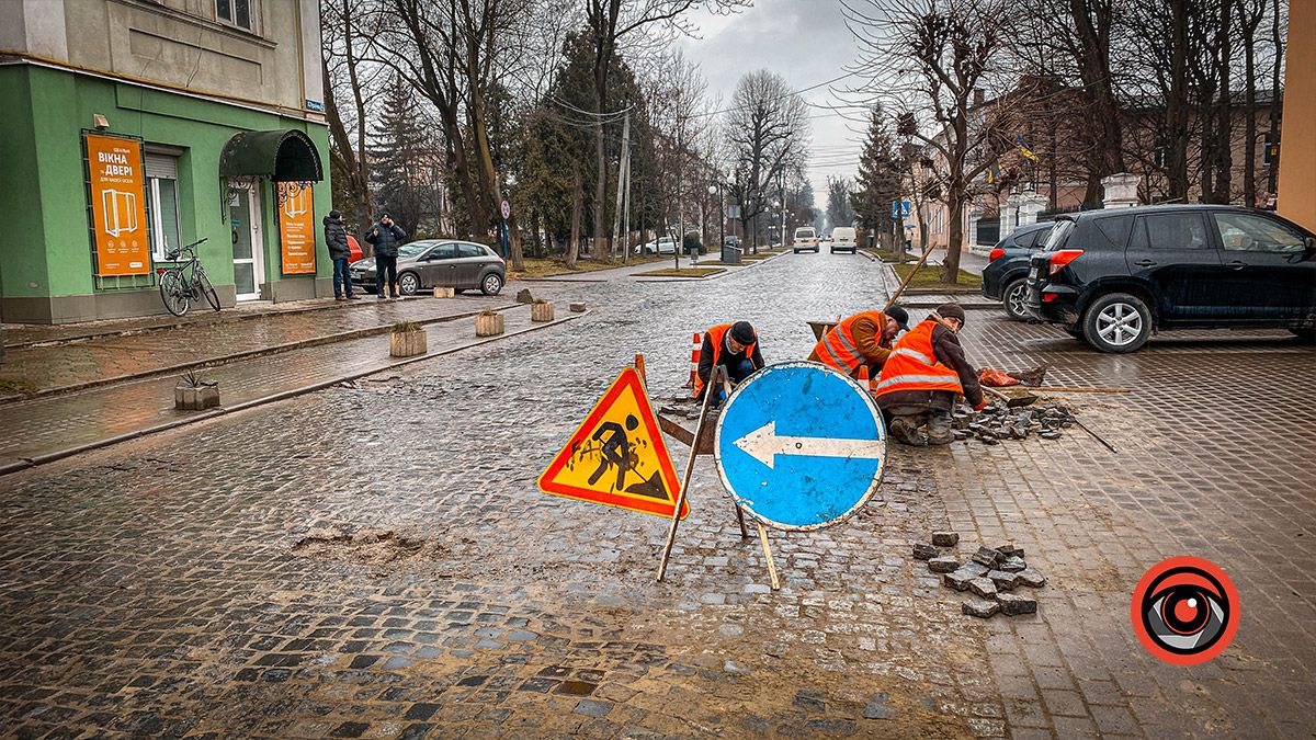 На бульварі Лесі Українки перекладають бруківку 1