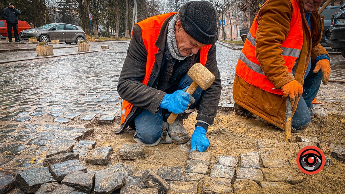 На бульварі Лесі Українки перекладають бруківку