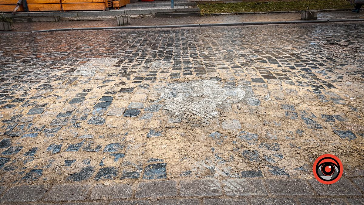 На бульварі Лесі Українки перекладають бруківку 3