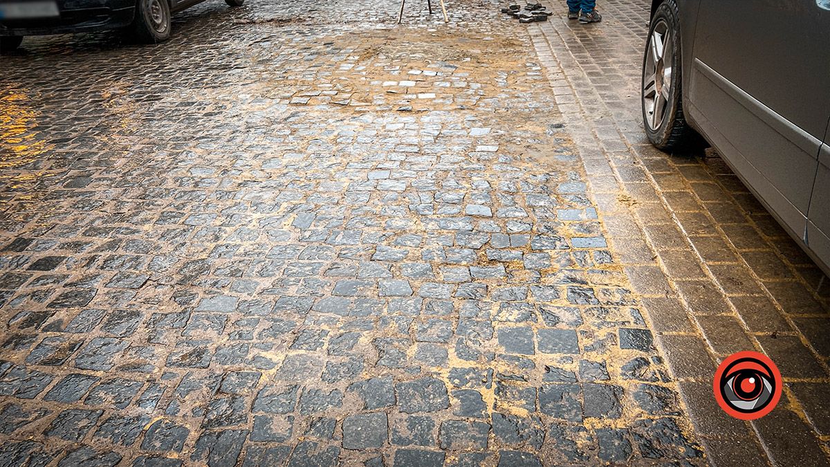 На бульварі Лесі Українки перекладають бруківку 4