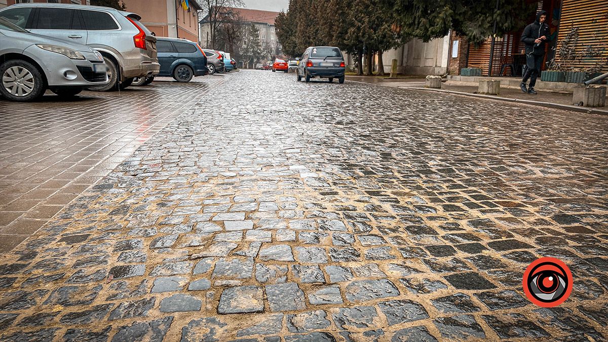 На бульварі Лесі Українки перекладають бруківку 2