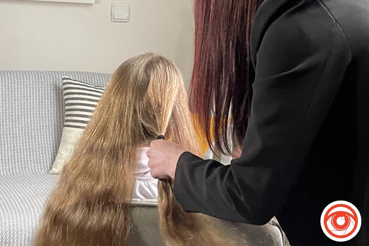 У Івано-Франківську дівчинка обрізала волосся, аби допомогти ЗСУ 1