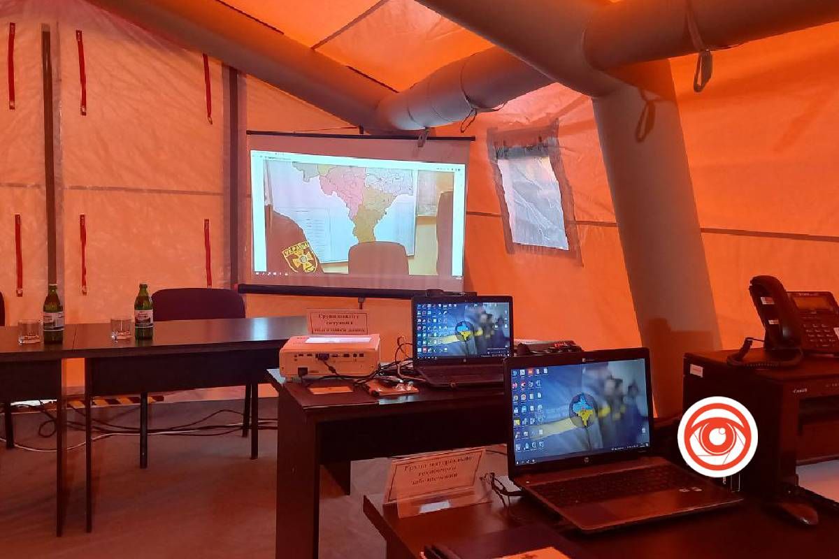 Рятувальники показали техніку, що береже наші життя, і унікальну модульну систему 10