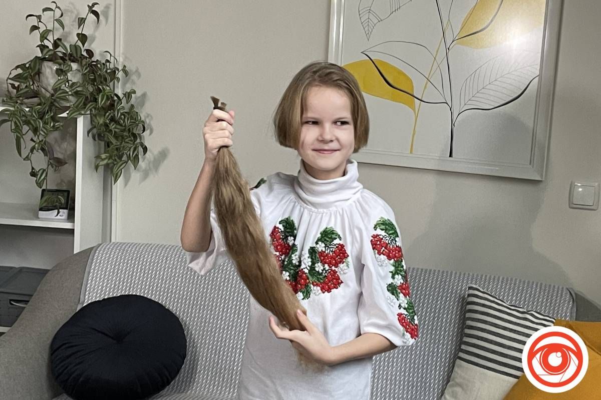 У Івано-Франківську дівчинка обрізала волосся, аби допомогти ЗСУ 6