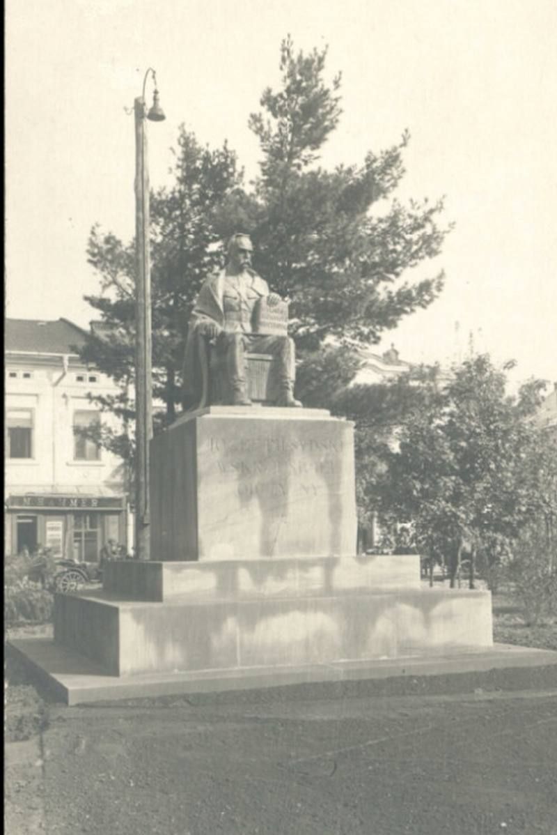 Місце страт і зміни влад: історія площі Відродження в Коломиї 8