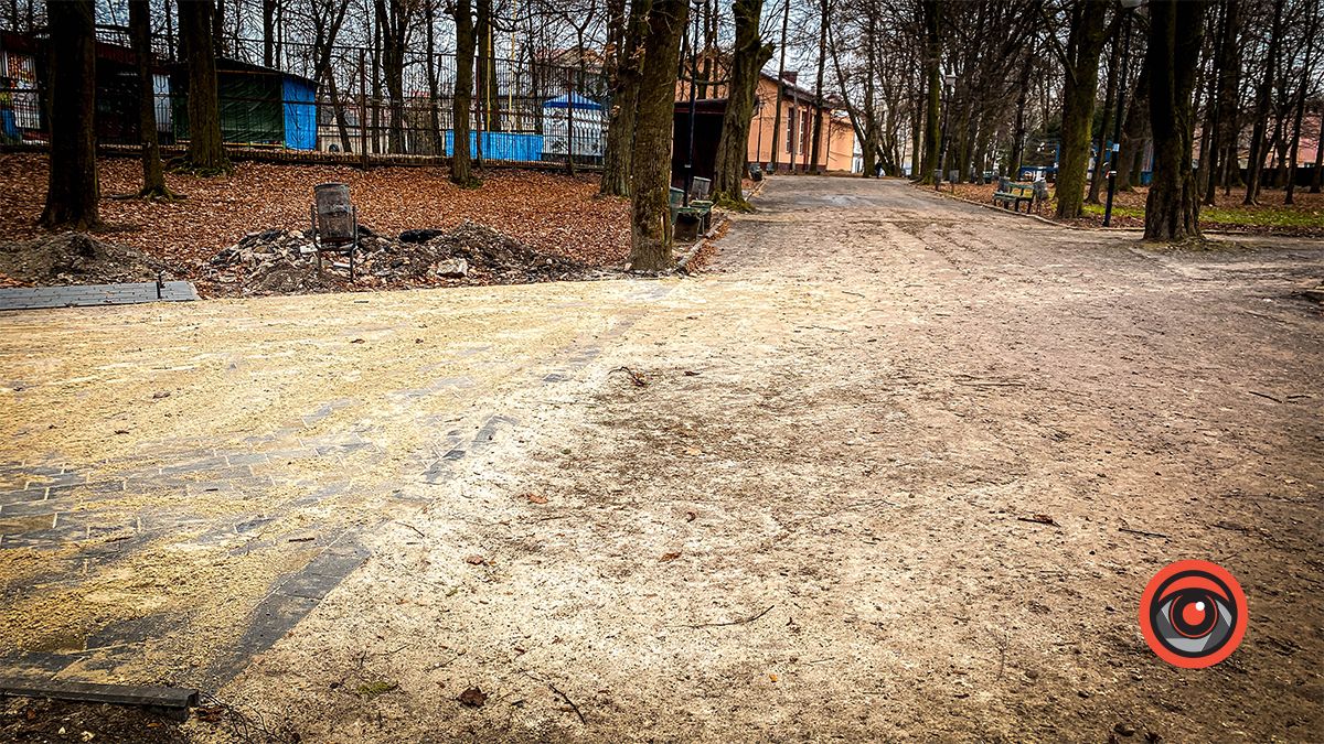 У міському парку Коломиї вистелили бруківкою доріжку 11