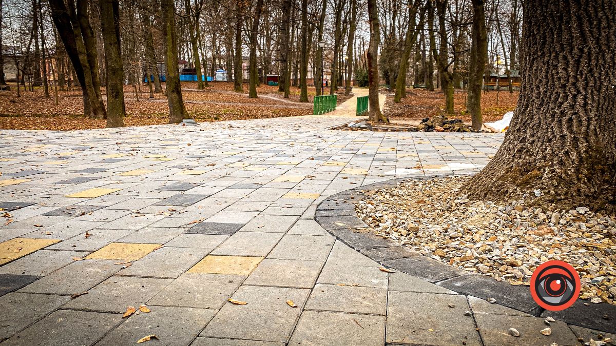 У міському парку Коломиї вистелили бруківкою доріжку 3