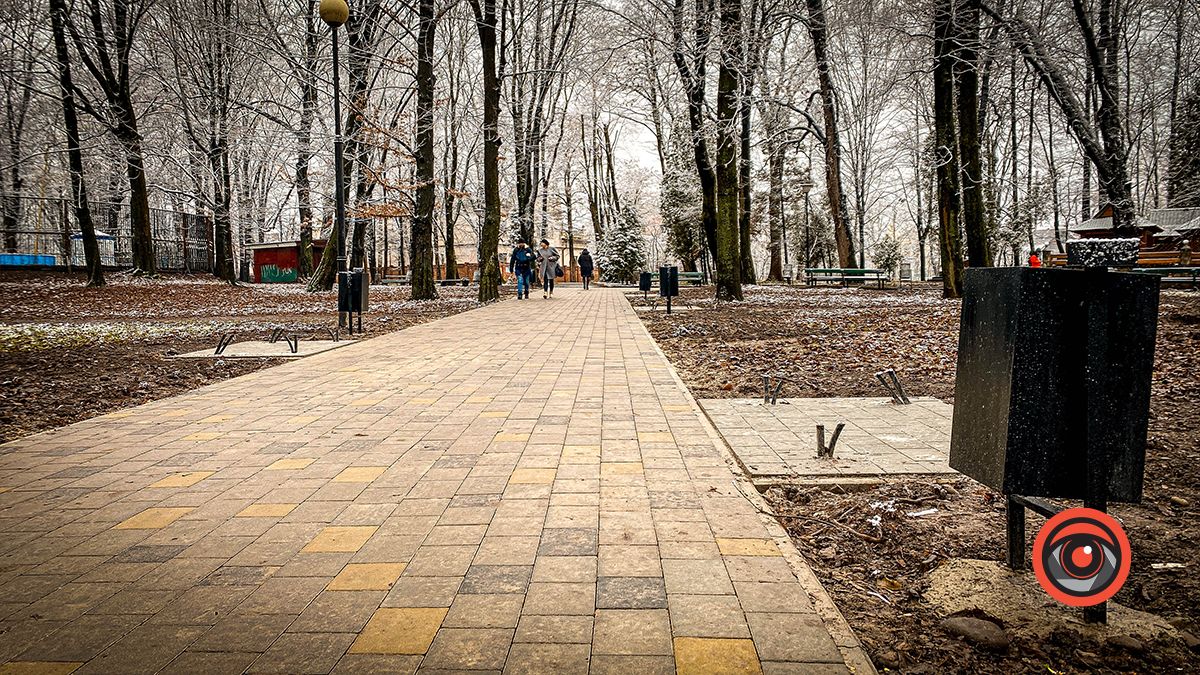 Поприбирали та встановили урни для сміття: що змінилось у парку Трильовського в Коломиї?