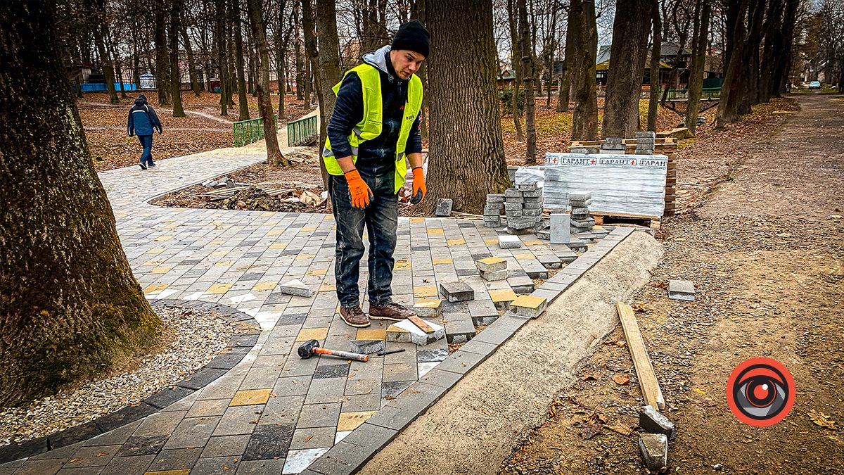 У міському парку Коломиї вистелили бруківкою доріжку 2