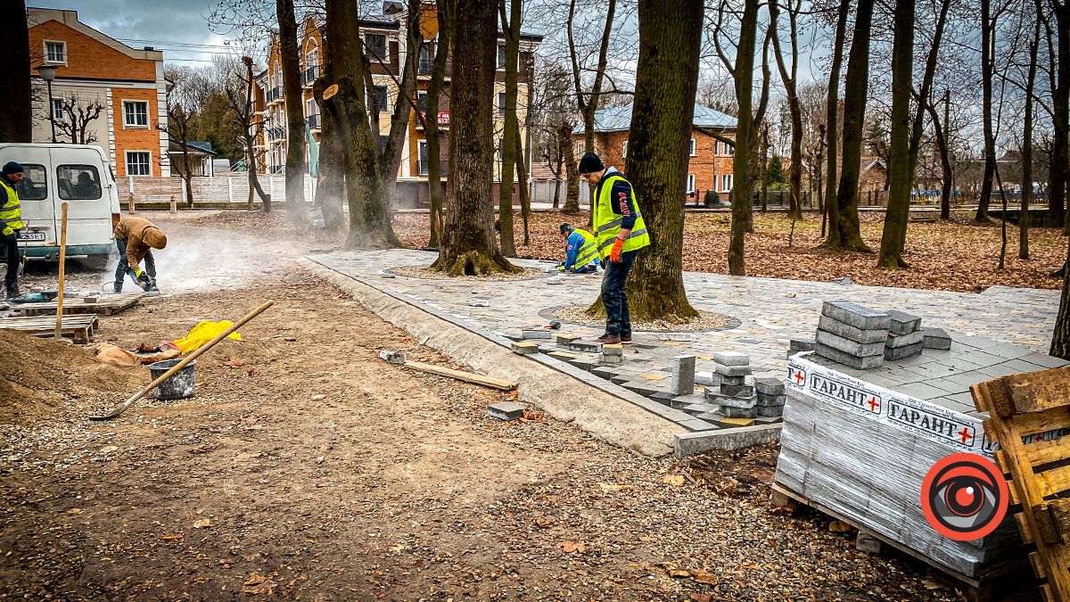 У міському парку Коломиї вистелили бруківкою доріжку 1