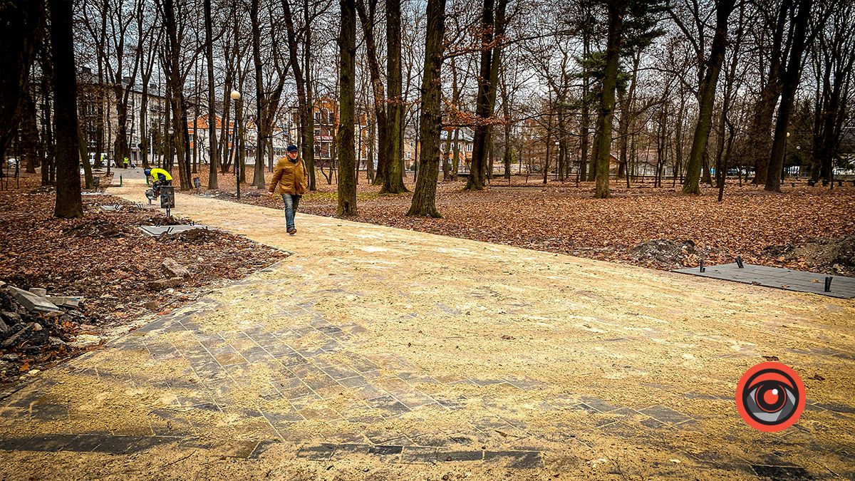 У міському парку Коломиї вистелили бруківкою доріжку 9