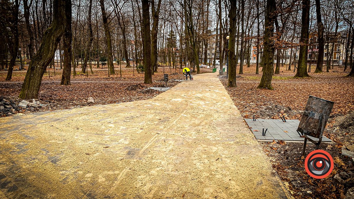 У міському парку Коломиї вистелили бруківкою доріжку 10