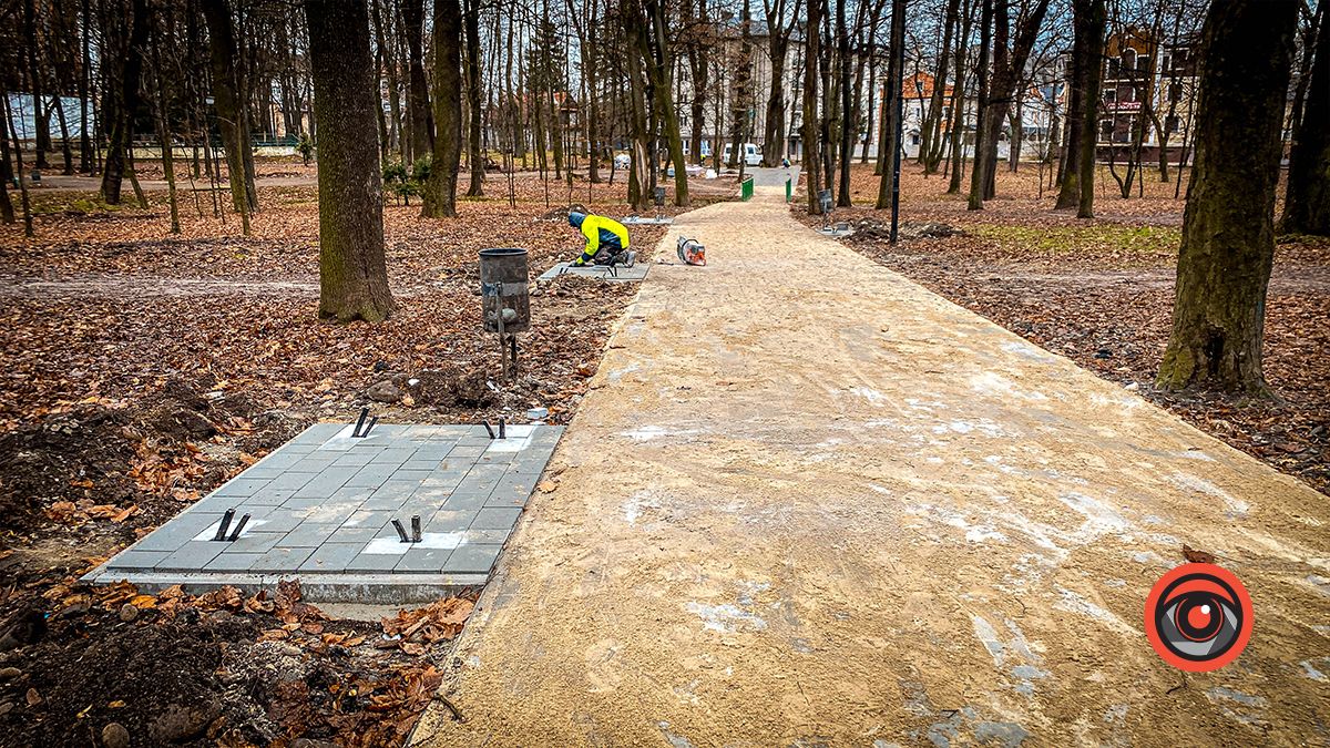 У міському парку Коломиї вистелили бруківкою доріжку 8