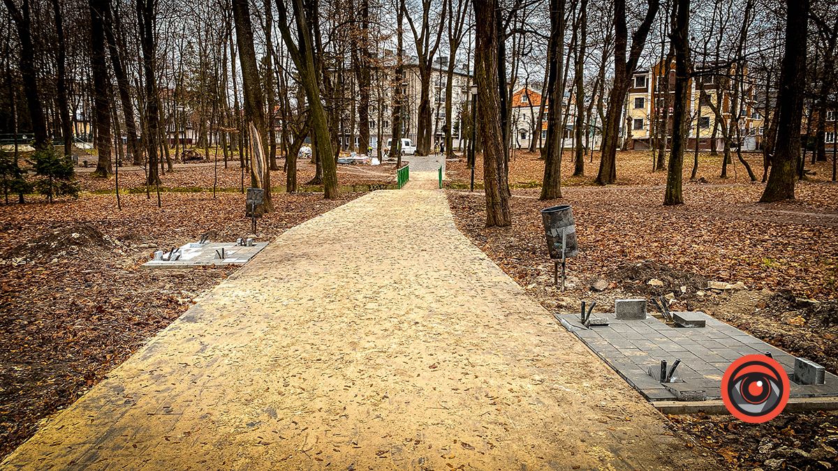 У міському парку Коломиї вистелили бруківкою доріжку 7