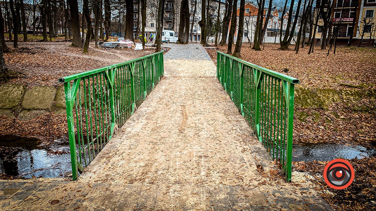 У міському парку Коломиї вистелили бруківкою доріжку 6