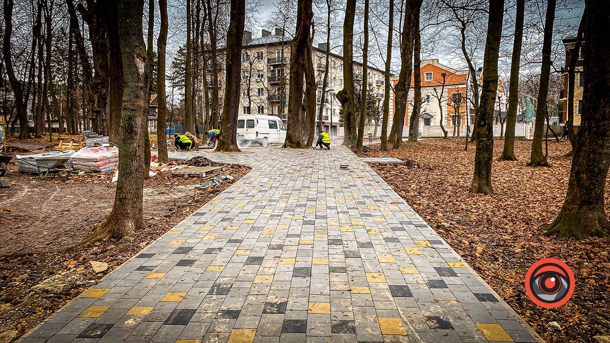 У міському парку Коломиї вистелили бруківкою доріжку